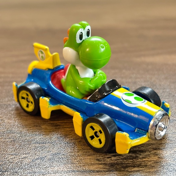 Nintendo HOT WHEELS 2018 Mario Bros Kart GREEN YOSHI Diecast Standard Kart Car - Picture 1 of 8
